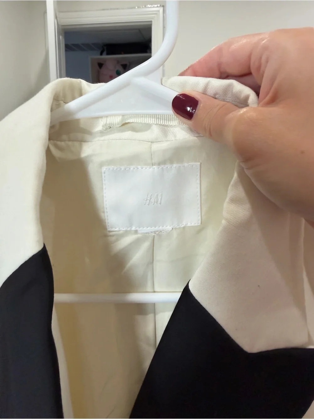 H&M Cream Blazer with Black Lapel - Picture 3 of 4